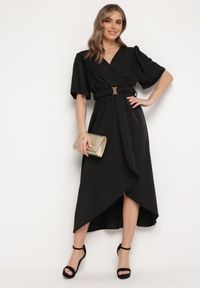 Born2be - Czarna Rozkloszowana Sukienka Kopertowa z Gumką w Talii i Ozdobnym Paskiem Vasena. Kolor: czarny. Typ sukienki: kopertowe. Styl: elegancki #3