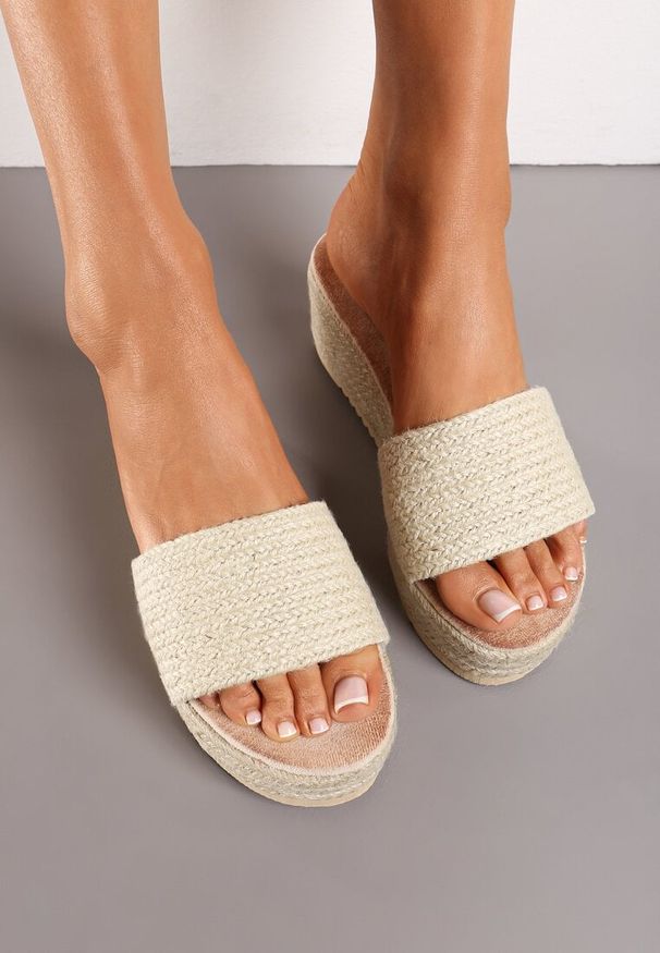 Born2be - Beżowe Klapki z Wkładką z Ekozamszu na Koturnie Ozdobione Plecionką z Juty Eltesa. Okazja: na co dzień. Kolor: beżowy. Materiał: len, jeans. Wzór: aplikacja. Sezon: lato. Obcas: na koturnie. Styl: casual, elegancki, wizytowy