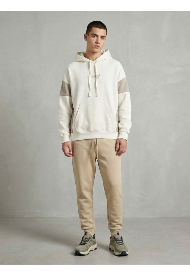 Sinsay - Spodnie dresowe jogger - beżowy. Kolor: beżowy. Materiał: dresówka