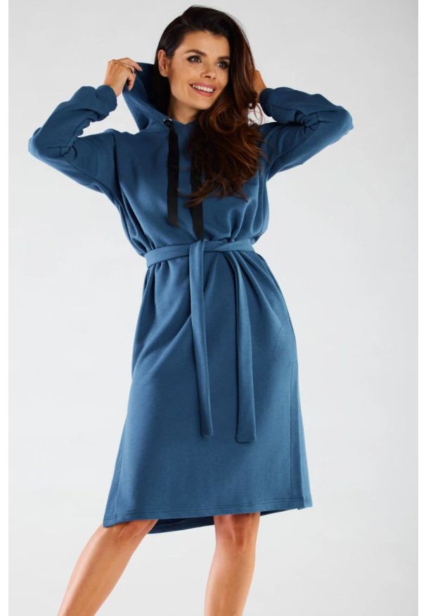 Infinite You - Bluzowa sukienka z kapturem bawełna premium niebieska. Typ kołnierza: kaptur. Kolor: niebieski. Materiał: bawełna. Długość: maxi