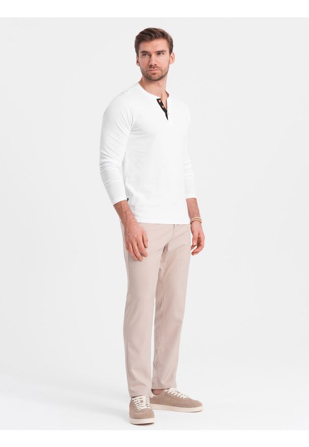 Ombre Clothing - Męski longsleeve z guzikami przy dekolcie - biały V10 - Rozmiar: L. Okazja: na co dzień. Kolor: biały. Materiał: bawełna, dzianina, jersey. Długość rękawa: długi rękaw. Wzór: aplikacja. Styl: klasyczny, casual