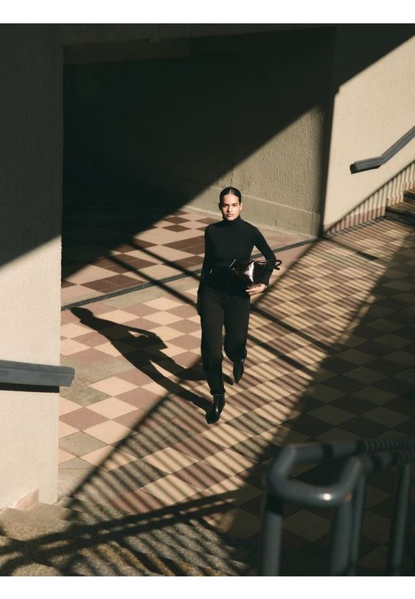 Reserved - Bawełniany golf - czarny. Typ kołnierza: golf. Kolor: czarny. Materiał: bawełna