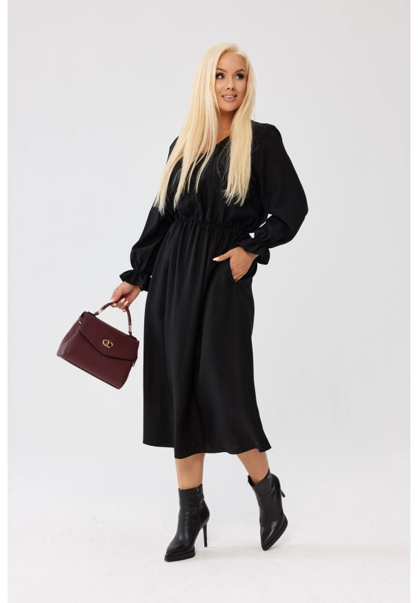 Moda Size Plus Iwanek - Czarna klasyczna sukienka Marlen MIDI - z gumką w pasie i kieszeniami PLUS SIZE XXL OVERSIZE JESIEŃ. Okazja: do pracy, na co dzień. Typ kołnierza: dekolt w kształcie V. Kolekcja: plus size. Kolor: czarny. Typ sukienki: oversize, dla puszystych. Materiał: lyocell, tkanina, skóra. Długość rękawa: długi rękaw. Sezon: jesień. Styl: klasyczny. Długość: midi
