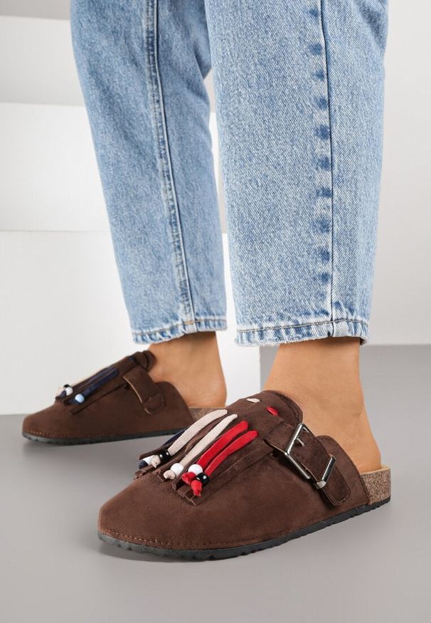 Born2be - Brązowe Klapki Mule w Stylu Boho z Ozdobnymi Frędzlami Varre. Okazja: na spacer. Kolor: brązowy. Materiał: jeans. Sezon: wiosna, lato. Obcas: na płaskiej podeszwie. Styl: boho