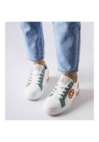 Inna Białe sneakersy z kolorowymi wstawkami Passaic. Nosek buta: okrągły. Kolor: biały. Materiał: materiał, guma. Wzór: kolorowy. Sezon: lato #4