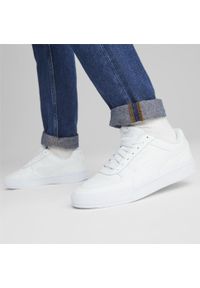 Buty do chodzenia męskie Puma Caven. Zapięcie: sznurówki. Kolor: biały, wielokolorowy, fioletowy, szary. Materiał: skóra, syntetyk, tkanina, materiał. Szerokość cholewki: normalna. Sport: turystyka piesza