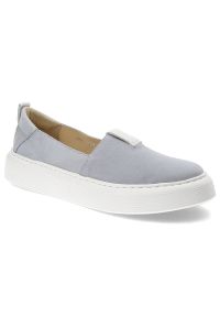 Niebieskie Półbuty Wasak Wygodne Obuwie Damskie. Okazja: na co dzień. Zapięcie: bez zapięcia. Kolor: niebieski. Materiał: jeans, skóra. Obcas: na platformie. Styl: casual, elegancki