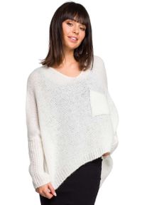 MOE - Ecru Asymetryczny Oversizowy Sweter z Kieszonką. Materiał: wełna, poliester #1
