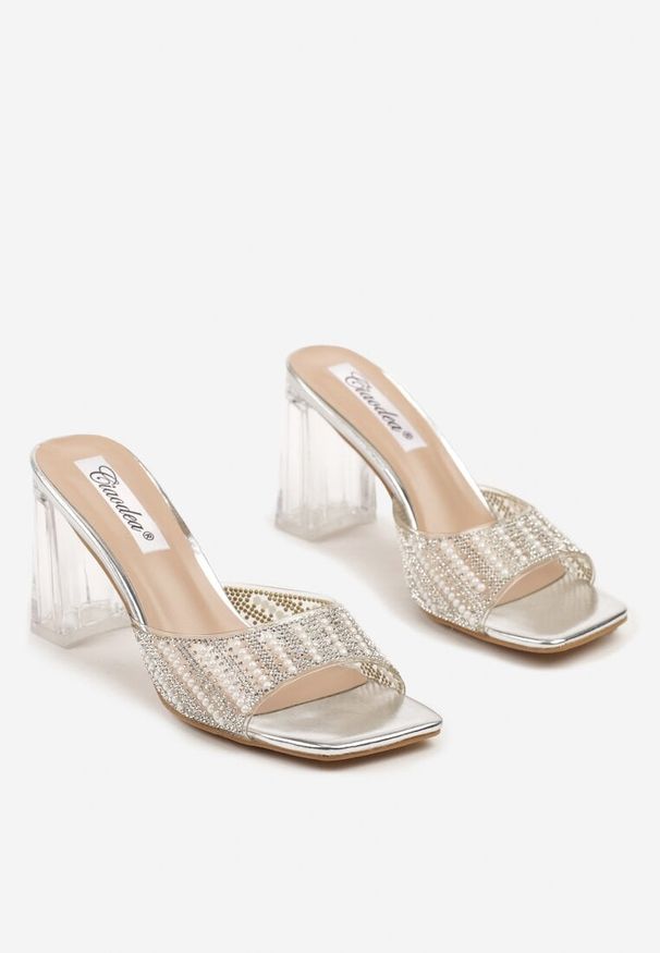 Renee - Srebrne Klapki z Perłami na Transparentnym Obcasie Typu Słupek Grelreia. Kolor: srebrny. Materiał: jeans. Wzór: aplikacja. Obcas: na obcasie. Styl: elegancki, wizytowy. Wysokość obcasa: średni