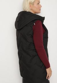 Born2be - Czarna Przejściowa Kamizelka z Pikowanymi Przeszyciami i Kapturem Fesolira. Okazja: na co dzień. Kolekcja: plus size. Kolor: czarny. Materiał: jeans. Styl: sportowy, casual #7