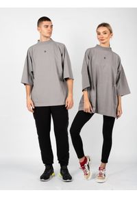 Yeezy Gap Engineered by Balenciaga - Yeezy Gap Engineered By Balenciaga T-Shirt "Logo" | 719614 TMVQ2 | Mężczyzna | Szary. Kolor: szary. Materiał: bawełna. Wzór: nadruk