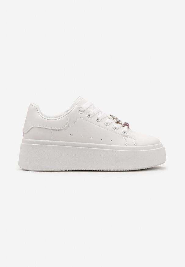 Born2be - Białe Sneakersy na Platformie z Biżuteryjnymi Aplikacjami na Sznurówkach Noonia. Nosek buta: okrągły. Zapięcie: sznurówki. Kolor: biały. Materiał: jeans. Wzór: aplikacja. Obcas: na platformie. Wysokość obcasa: niski