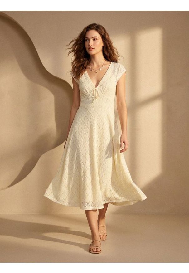 Sinsay - Dzianinowa sukienka midi z ażurowym wzorem - kremowy. Kolor: kremowy. Materiał: dzianina. Wzór: ażurowy. Długość: midi