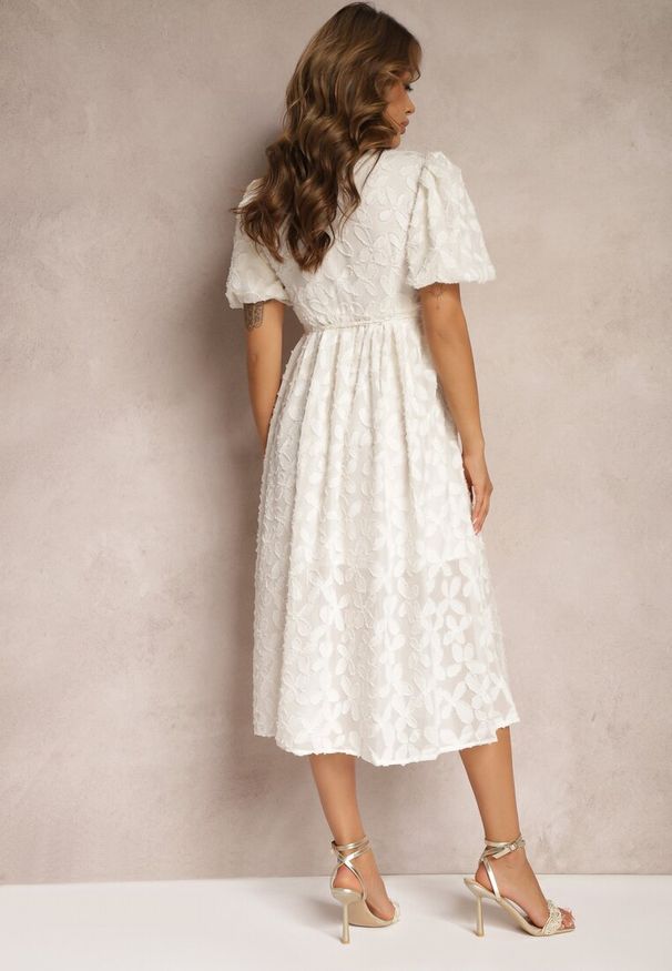 Renee - Jasnobeżowa Koronkowa Sukienka Midi z Wiskozy Olikis. Kolor: beżowy. Materiał: koronka, wiskoza. Styl: elegancki. Długość: midi