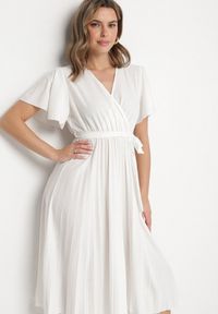 Born2be - Biała Sukienka Plisowana z Dekoltem w V z Paskiem w Talii Zolseki. Okazja: na co dzień. Kolor: biały. Styl: casual, klasyczny #2