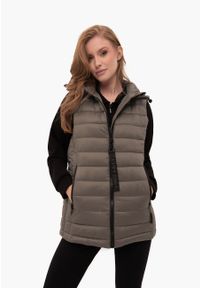 Volcano - Pikowany bezrękawnik V-HARMONY. Okazja: na co dzień. Typ kołnierza: kaptur, kołnierzyk stójkowy. Kolekcja: plus size. Kolor: brązowy. Materiał: materiał. Długość rękawa: bez rękawów. Wzór: napisy. Styl: klasyczny, casual #1