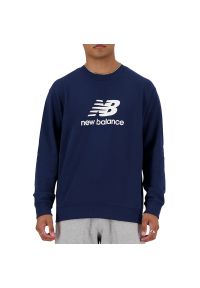 Bluza New Balance MT41500NNY - granatowa. Okazja: na co dzień. Typ kołnierza: bez kaptura. Kolor: niebieski. Materiał: poliester, bawełna. Wzór: napisy. Styl: klasyczny, sportowy, casual, elegancki