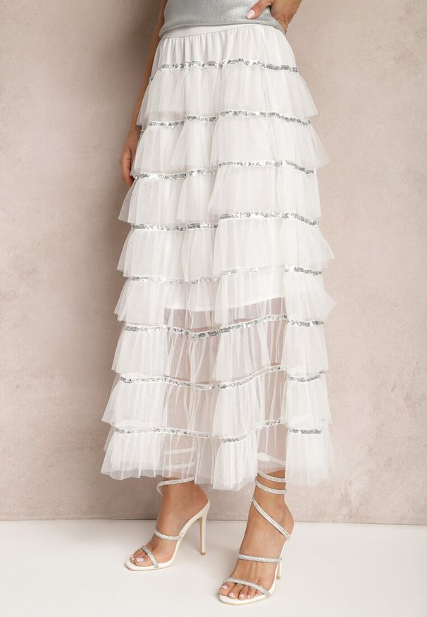 Renee - Biała Rozkloszowana Spódnica Maxi z Falbankami i Cekinami Noobi. Kolor: biały. Materiał: materiał. Wzór: aplikacja. Styl: elegancki