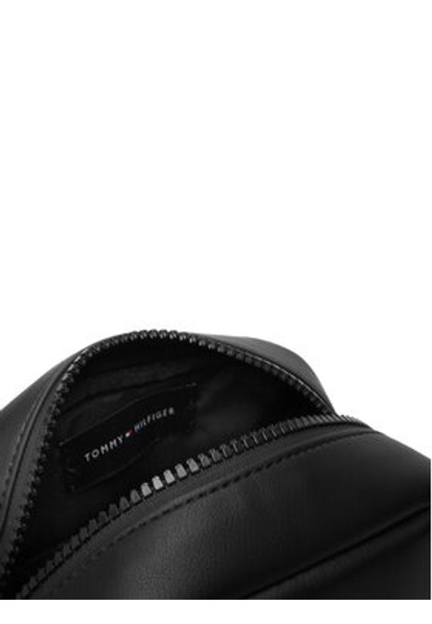 TOMMY HILFIGER - Tommy Hilfiger Saszetka Th Flag Mini Reporter AM0AM14015 Czarny. Kolor: czarny. Materiał: skóra