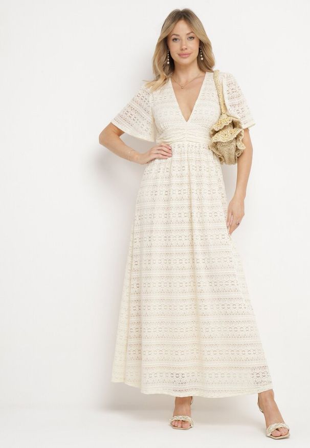 Born2be - Jasnobeżowa Koronkowa Sukienka Maxi z Gumką w Pasie Umisse. Kolor: beżowy. Materiał: koronka. Długość: maxi