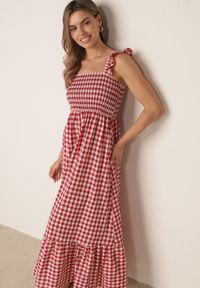 Born2be - Czerwona Rozkloszowana Sukienka z Bawełny w Kratkę Vichy z Falbankami Fadela. Okazja: na co dzień, na spacer. Typ kołnierza: kołnierz z falbankami. Kolor: czerwony. Wzór: kratka. Typ sukienki: proste. Materiał: bawełna. Długość rękawa: na ramiączkach. Sezon: lato. Styl: casual, wizytowy #1