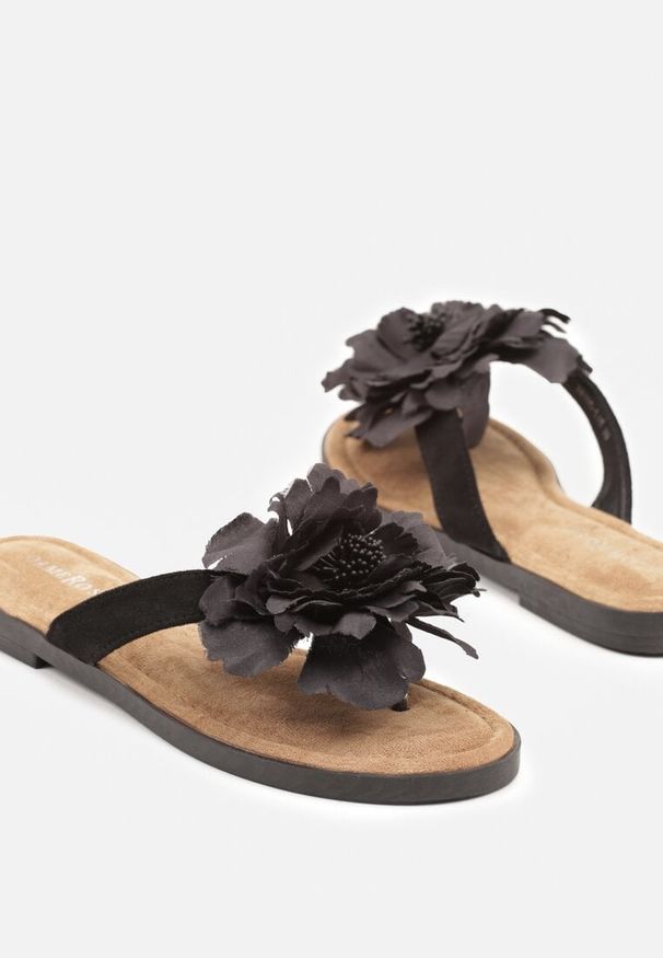 Renee - Czarne Japonki Ozdobione Kwiatem 3D Irrine. Okazja: na co dzień. Kolor: czarny. Wzór: kwiaty, aplikacja. Sezon: lato. Obcas: na obcasie. Styl: casual. Wysokość obcasa: niski