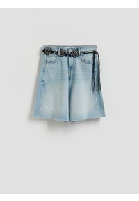 Reserved - Jeansowe bermudy z paskiem - niebieski. Kolor: niebieski. Materiał: jeans #1