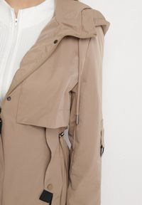 Born2be - Jasnobrązowy Płaszcz Kurtka Przeciwwiatrowa z Kapturem Amilina. Okazja: na spacer, na co dzień. Typ kołnierza: kaptur. Kolor: brązowy. Materiał: wełna, jeans. Wzór: aplikacja. Styl: casual, elegancki #3