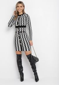 Born2be - Biała Sweterkowa Sukienka Mini w Geometryczny Wzór Carlas. Okazja: na co dzień. Kolor: biały. Materiał: wiskoza, jeans. Wzór: geometria. Typ sukienki: dopasowane. Styl: casual, elegancki. Długość: mini #2