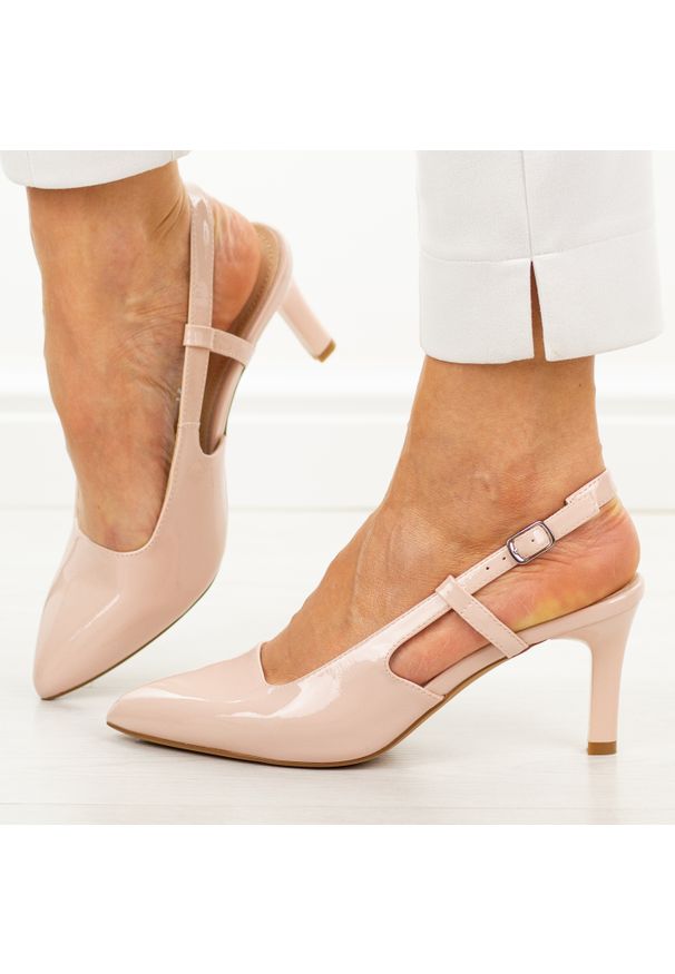 Różowe lakierowane sandały damskie na szpilce Sergio Leone Sk157. Okazja: na wesele, na ślub cywilny. Zapięcie: pasek. Kolor: różowy. Materiał: lakier, skóra. Sezon: wiosna, lato. Obcas: na szpilce. Styl: elegancki, klasyczny, wizytowy