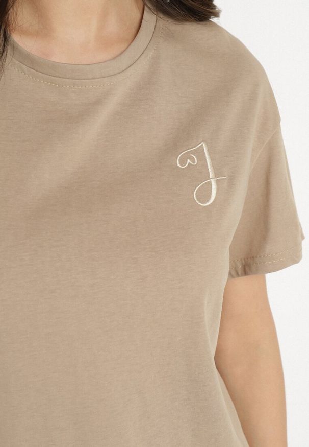 Born2be - Beżowy T-shirt z Asymetrycznym Tyłem i Ozdobnym Haftem Ninissara. Okazja: na spacer. Kolor: beżowy. Materiał: jeans. Wzór: haft. Styl: klasyczny, elegancki