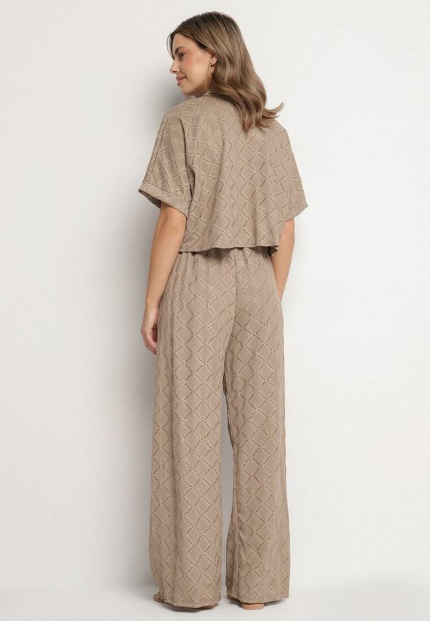 Born2be - Jasnobrązowy Ażurowy Komplet Koszula z Kołnierzem Spodnie z Szerokimi Nogawkami i Gumką w Pasie Zalvia. Kolor: brązowy. Wzór: ażurowy