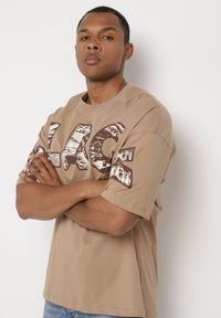 Born2be - Ciemnobeżowa Bawełniana Koszulka T-shirt z Ozdobnym Nadrukiem Sanestia. Okazja: na co dzień. Kolor: beżowy. Materiał: bawełna. Wzór: nadruk. Styl: klasyczny, casual, elegancki #3