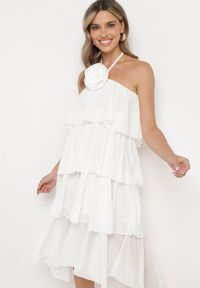 Born2be - Biała Sukienka z Falbanami Wiązana na Szyi z Broszką Kwiatem Tinallena. Okazja: na co dzień. Kolor: biały. Wzór: kwiaty. Styl: casual #5