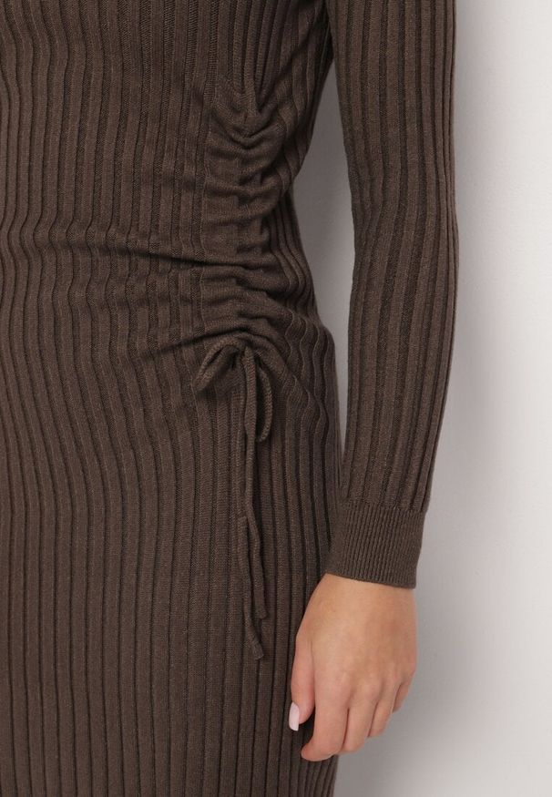 Born2be - Brązowa Dopasowana Sukienka z Wiskozą z Prążkowanego Materiału Ściągana Troczkiem Eleavia. Okazja: na co dzień. Kolor: brązowy. Materiał: prążkowany, wiskoza, materiał. Wzór: aplikacja. Styl: casual