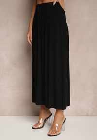 Renee - Czarna Spódnica z Wiskozą i Lnem High Waist o Rozkloszowanym Kroju Lumerellea. Stan: podwyższony. Kolor: czarny. Materiał: len, wiskoza. Sezon: lato