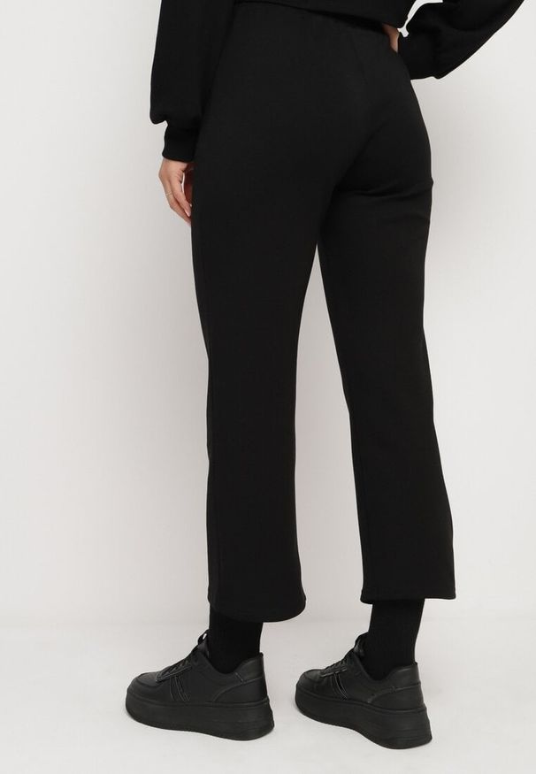 Born2be - Czarne Spodnie Dresowe z Prostymi Nogawkami Kieszeniami i Gumką w Pasie Tialynne. Okazja: na co dzień. Kolor: czarny. Materiał: dresówka. Styl: casual