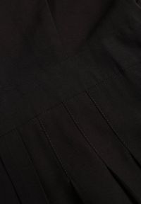 Renee - Czarna Sukienka Plisowana z Wiskozy Ozdobiona Wiązaniem Farrive. Okazja: na co dzień. Kolor: czarny. Materiał: wiskoza. Wzór: aplikacja. Styl: casual, elegancki, klasyczny #6