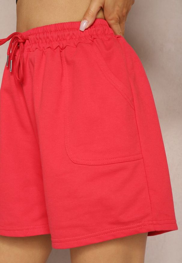 Renee - Czerwone Dresowe Szorty High Waist z Gumką w Talii Narefia. Okazja: na plażę. Stan: podwyższony. Kolor: czerwony. Materiał: dresówka. Wzór: ażurowy. Styl: elegancki