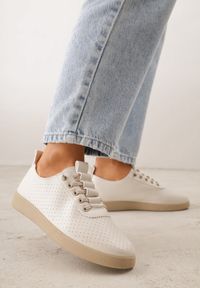 Born2be - Beżowe Wsuwane Tenisówki z Perforacją i Podeszwą z Bieżnikiem Illanya. Okazja: na co dzień. Zapięcie: bez zapięcia. Kolor: beżowy. Materiał: jeans. Szerokość cholewki: normalna. Styl: casual, klasyczny #2