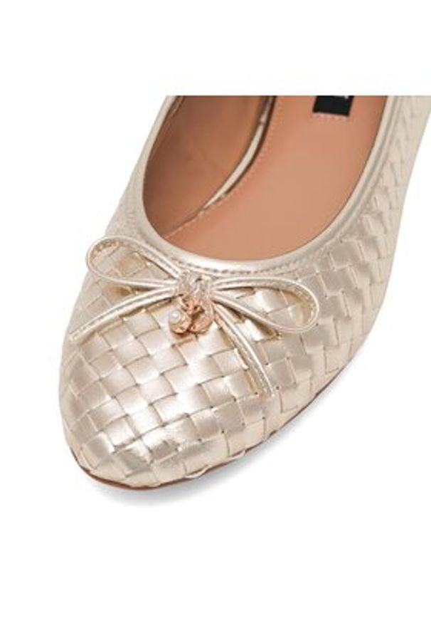 Nine West Baleriny 123AL1260 Złoty. Kolor: złoty. Materiał: skóra