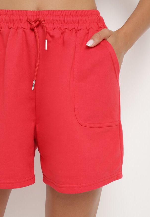 Born2be - Czerwone Szorty Dresowe z Gumką w Talii Marefia. Okazja: na co dzień. Kolor: czerwony. Materiał: dresówka. Styl: casual