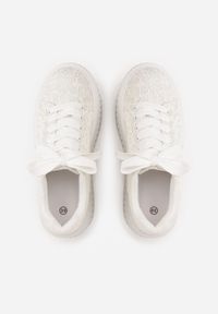 Renee - Białe Koronkowe Sneakersy na Platformie z Tłoczeniem i Brokatem Phisnell. Okazja: na co dzień. Kolor: biały. Materiał: koronka. Obcas: na platformie #7