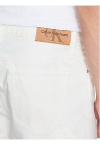 Calvin Klein Jeans Szorty jeansowe J30J322776 Biały Relaxed Fit. Kolor: biały. Materiał: bawełna #4