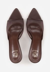 Born2be - Brązowe Klapki na Szpilce z Siateczkową Wyciętą Cholewką Laomesine. Nosek buta: otwarty. Kolor: brązowy. Materiał: skóra, materiał. Sezon: lato. Obcas: na szpilce. Styl: klasyczny. Wysokość obcasa: średni #4