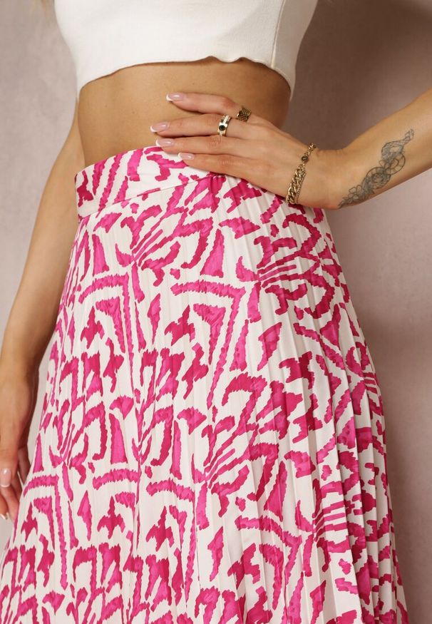 Renee - Fuksjowa Plisowana Spódnica Maxi w Fantazyjny Print Maritha. Kolor: różowy. Materiał: satyna, tkanina. Wzór: nadruk