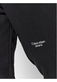 Calvin Klein Jeans Spodnie dresowe J30J320590 Czarny Regular Fit. Kolor: czarny. Materiał: bawełna