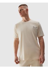 4f - T-shirt oversize z bawełny organicznej męski - beżowy. Okazja: na co dzień. Kolor: beżowy. Materiał: bawełna. Długość rękawa: krótki rękaw. Długość: krótkie. Wzór: ze splotem, nadruk, gładki. Styl: casual, sportowy #2