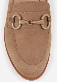 Born2be - Ciemnobeżowe Mokasyny Vices ze Skórzaną Wkładką i Ozdobną Aplikacją Delainora. Okazja: na co dzień, do pracy. Kolor: beżowy. Materiał: skóra. Wzór: aplikacja. Styl: casual, elegancki #3