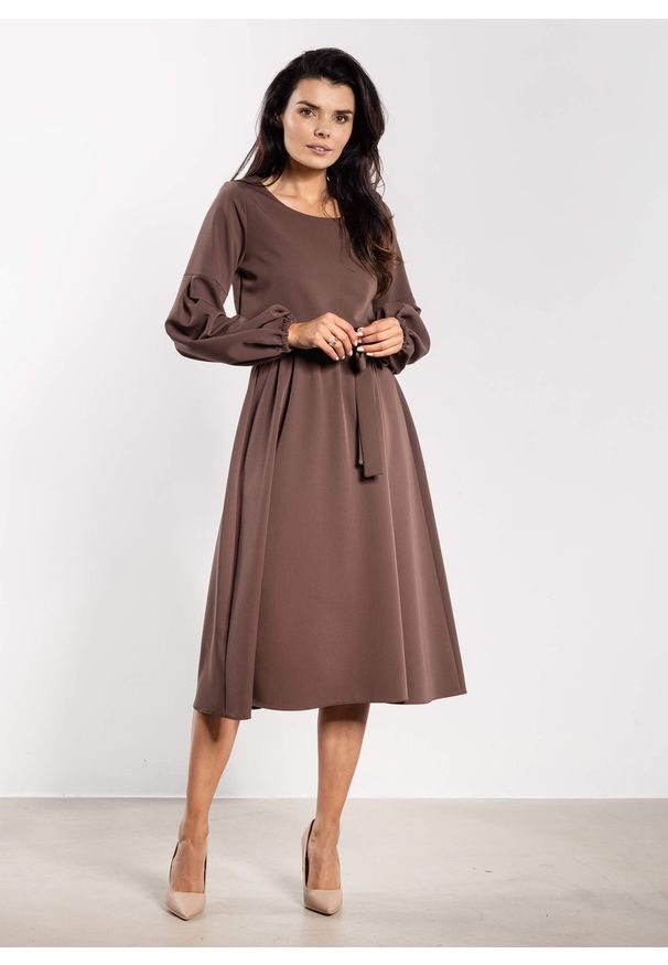 Infinite You - Elegancka sukienka rozkloszowana z długim rękawem brązowa. Kolor: czarny, brązowy. Długość rękawa: długi rękaw. Styl: elegancki